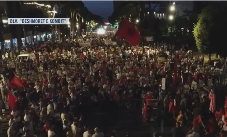 ‘Rama jepe dorëheqjen’/ Protesta e 49-të kundër qeverisë, qytetarët marshojnë në rrugët e Tiranës