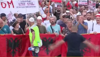 ‘Rama jepe dorëheqjen”/ Protesta e 49-të kundër qeverisë, qytetarët marshojnë nga sheshi drejt Kryeministrisë