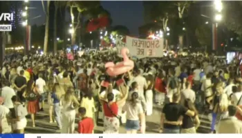 ‘Rama jepe dorëheqjen’/ Protesta e 50-të kundër qeverisë, qytetarët marshojnë në rrugët e Tiranës