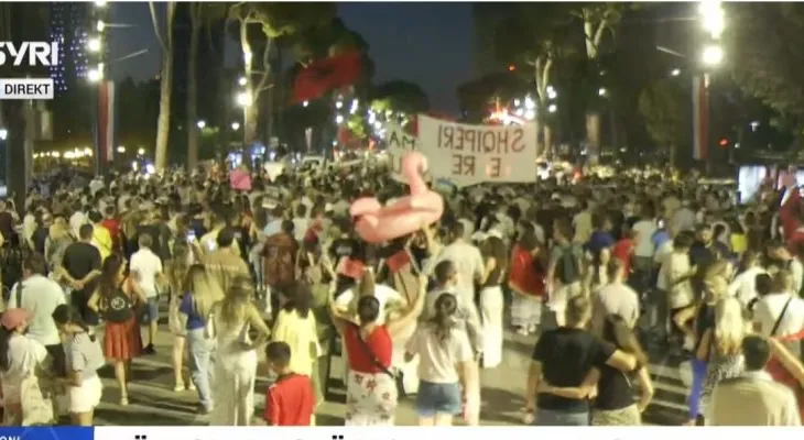 ‘Rama jepe dorëheqjen’/ Protesta e 50-të kundër qeverisë, qytetarët marshojnë në rrugët e Tiranës