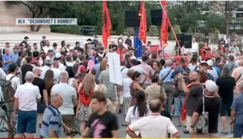 ‘Rama jepe dorëheqjen’/ Protesta e 62-të, qytetarët të vendosur para Kryeministrisë, nisin fjalimet