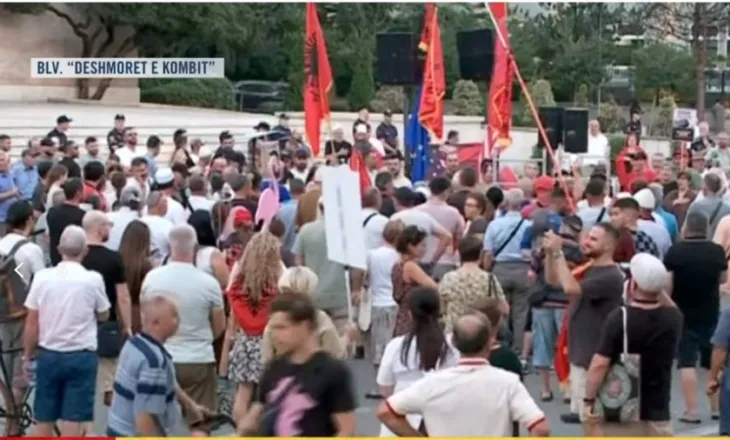 ‘Rama jepe dorëheqjen’/ Protesta e 62-të, qytetarët të vendosur para Kryeministrisë, nisin fjalimet