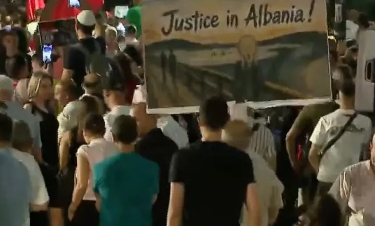 ‘Rama jepe dorëheqjen’, protestuesit thirrje para godinës së Kuvendit: Më 23 korrik seanca e fundit, të gjithë prezent!