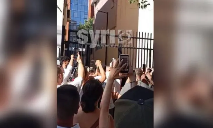 ‘Rama jepe dorëheqjen’/ Vijon lirimi i protestuesve të arrestuar padrejtësisht, qytetarët i presin si heronj