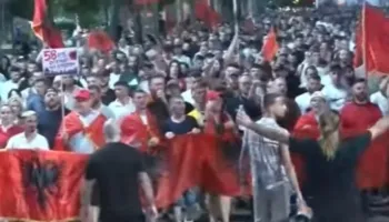 ‘Rama ka siklet, o milet’, Bulevardi “Bajram Curri” oshëtin nga thirrjet e protestuesve: Ju erdhi fundi!