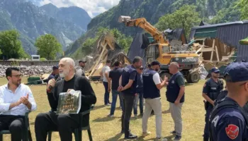 Rama kthehet te “vendi i krimit”, mbron nga Thethi Paketën e Maleve dhe refuzon të anulojë ligjin, kryeministri iu…