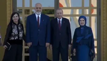 Rama mbërrin në Ankara, pritet nga Erdogan në darkën zyrtare (VIDEO)