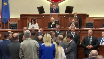 Rama mbërrin në Kuvend, opozita e pret me thirrjet e protestuesve: Jepe dorëheqjen (VIDEO)
