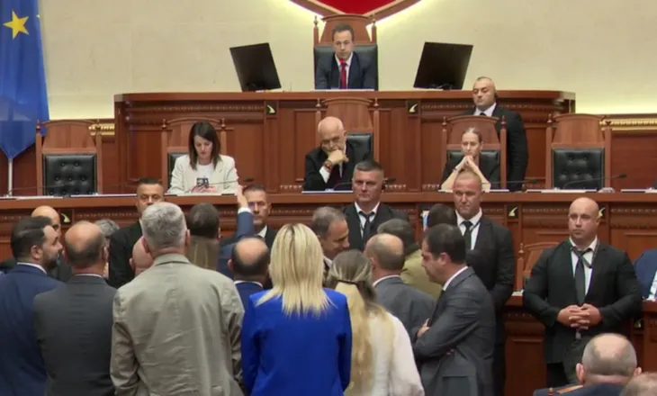 Rama mbërrin në Kuvend, opozita e pret me thirrjet e protestuesve: Jepe dorëheqjen (VIDEO)