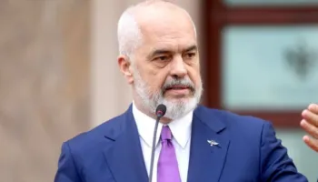 Rama mbledh sot grupin e PS dhe Qeverinë: Reflektim mbi pasqyrën e bulevardit të flamingos (AXHENDA)