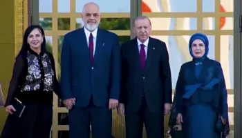 Rama mbyll kolegjet e Gylenit për t’i dhënë dorën Erdoganit në Samitin e NATO-s, ftesa e Turqisë iu nis Bajram…