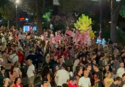 “Rama n’burg, Berisha n’burg”/ Protestuesit nisin marshimin masiv në rrugët e Tiranës