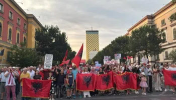 “Rama në burg, Berisha në burg”/ Nis marshimi nga Sheshi “Skënderbej”, drejt Kryeministrisë
