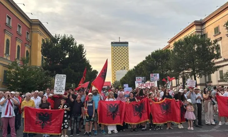 “Rama në burg, Berisha në burg”/ Nis marshimi nga Sheshi “Skënderbej”, drejt Kryeministrisë