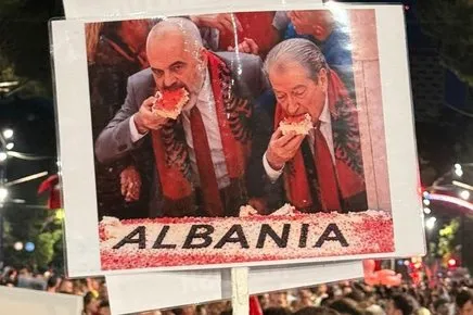 “Rama në burg, Berisha në burg”/ Protestë historike, shqiptarët kërkojnë dorëheqjen e kryeministrit