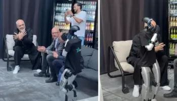 Rama në Gjermani, i ‘mëson’ robotit të bëjë simbolin e shqiponjës me duar