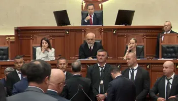 Rama në Kuvend, opozita bllokon foltoren, mazhoranca mbyll diskutimet: Të kalohet në votim!