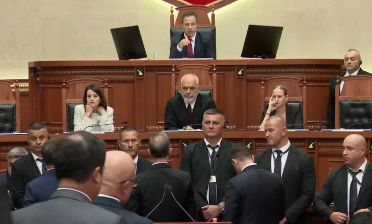 Rama në Kuvend, opozita bllokon foltoren, mazhoranca mbyll diskutimet: Të kalohet në votim!