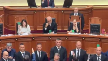 Rama në kuvend, opozita i këndon: Jepe dorëheqjen! Kalohet në votim pa debat, PS miraton kërkesën e Ballës