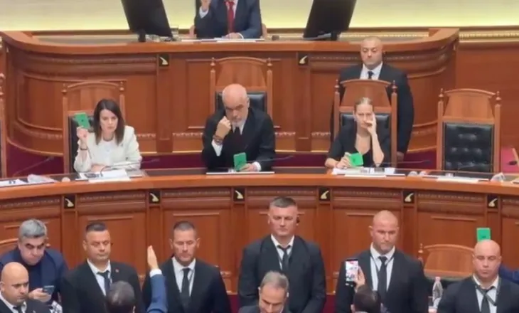 Rama në kuvend, opozita i këndon: Jepe dorëheqjen! Kalohet në votim pa debat, PS miraton kërkesën e Ballës