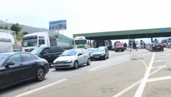Rama ‘ngrin’ kufirin me Kosovën nga frika e protestës, reagon qeveria kosovare