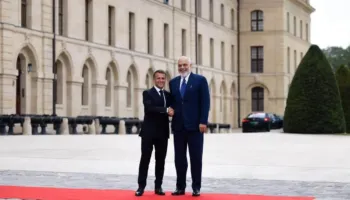 Rama pjesë e Samitit të Koalicionit të Vullnetmirëve në Paris, ndan pamjet nga takimi me Macron