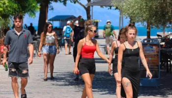 Rama publikon pamje nga Shkodra e mbushur me turistë: Mëngjes i zakonshëm për qytetin