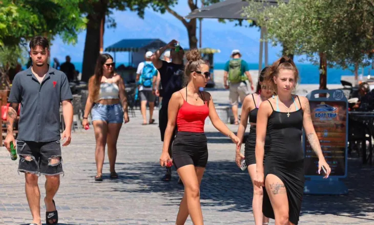 Rama publikon pamje nga Shkodra e mbushur me turistë: Mëngjes i zakonshëm për qytetin