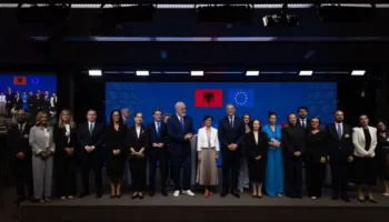 Rama publikon ‘prapaskenat’ nga Brukseli: Batuta me ministrat dhe momentet nga mbyllja e tre kapitujve me BE
