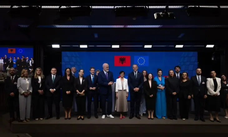 Rama publikon ‘prapaskenat’ nga Brukseli: Batuta me ministrat dhe momentet nga mbyllja e tre kapitujve me BE