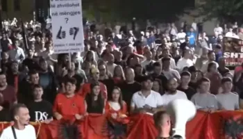 “Rama, Sala, f*ck you”/ Protestuesit marshojnë pranë selisë së PD-së, thirrje njëzëri: Opozitë e shitur