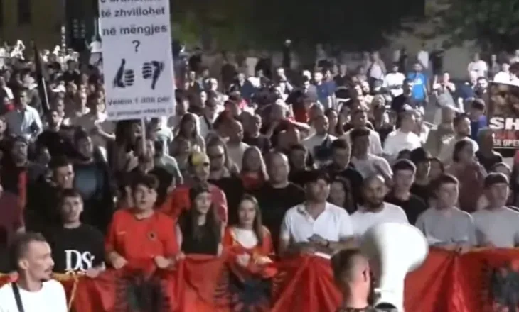 “Rama, Sala, f*ck you”/ Protestuesit marshojnë pranë selisë së PD-së, thirrje njëzëri: Opozitë e shitur