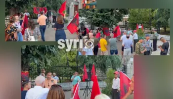‘Rama të japë dorëheqjen’/ Protesta kundër qeverisë, qytetarët në Korçë vijojnë tubimin e përditshëm