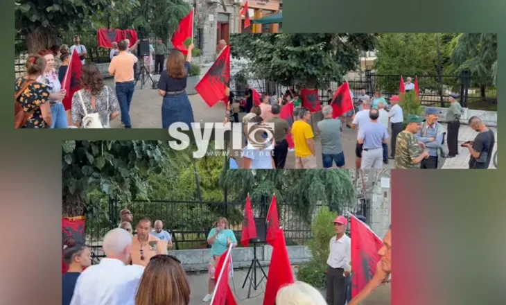 ‘Rama të japë dorëheqjen’/ Protesta kundër qeverisë, qytetarët në Korçë vijojnë tubimin e përditshëm