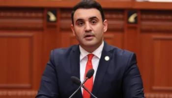 ‘Rama turpëron Shqipërinë’, Këlliçi: Akti i radhës, rreshtimi i kartonave në Kuvend për një super skandal