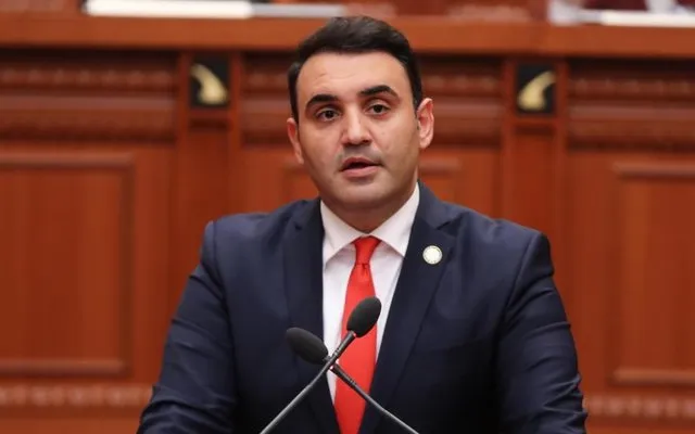 ‘Rama turpëron Shqipërinë’, Këlliçi: Akti i radhës, rreshtimi i kartonave në Kuvend për një super skandal