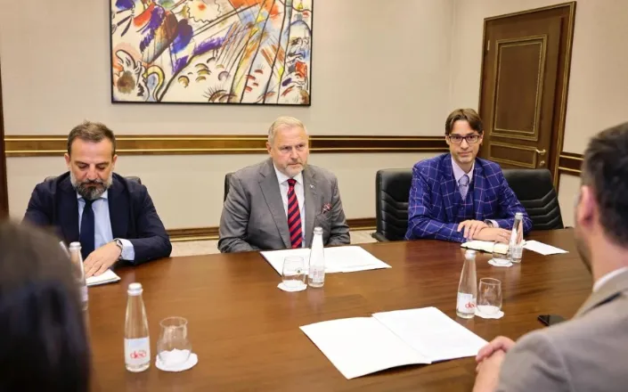 Raportuesi për Kosovën në Parlamentin Evropian takohet me zyrtarët në Prishtinë: E ardhmja e vendit është në BE