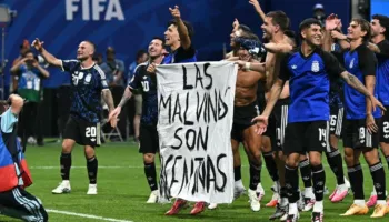 “Rasti i Malvinas”, FIFA nis hetimet për lojtarët e Argjentinës: Po e shqyrtojmë banderolën