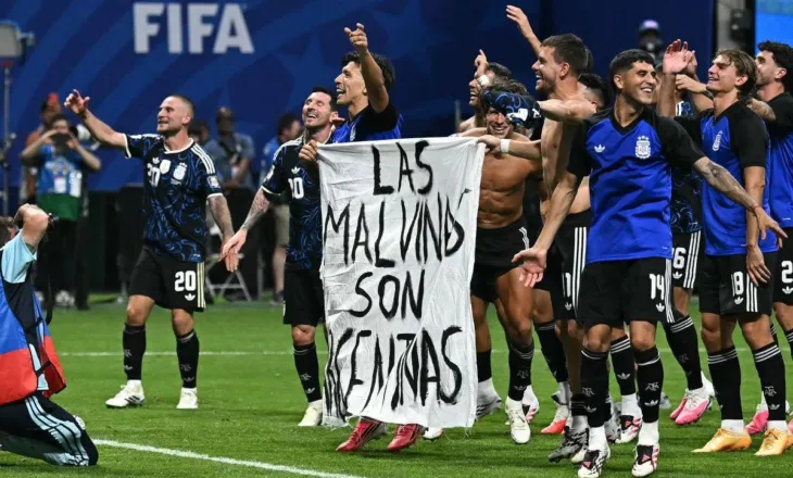 “Rasti i Malvinas”, FIFA nis hetimet për lojtarët e Argjentinës: Po e shqyrtojmë banderolën
