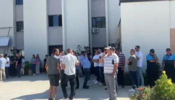Reforma territoriale/ Protestë në Klos, administrata bojkoton punën