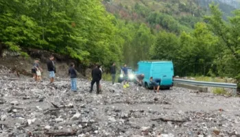 Reshjet sjellin rënie gurësh në disa akse në veri, rihapet rruga Qafë Thorë–Theth, ARRSH: Qarkullimi vijon normal!