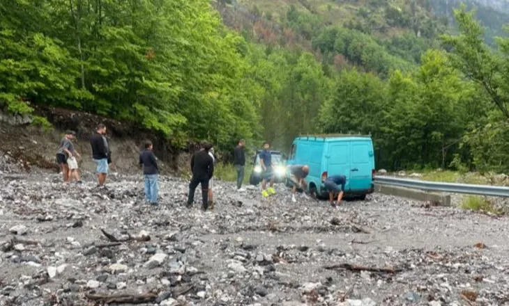 Reshjet sjellin rënie gurësh në disa akse në veri, rihapet rruga Qafë Thorë–Theth, ARRSH: Qarkullimi vijon normal!