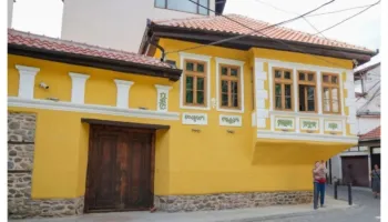 Restaurohet shtëpia e Vehbi Haxhiut në Qendrën Historike të Prizrenit