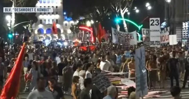 Revolta e 52-të kundër Ramës, pas fjalimeve te Kryeministria nis marshimi në rrugët e Tiranës