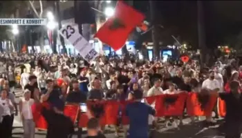 Revolta e 52-të/ Mbyllen fjalimet para Kryeministrisë, protestuesit nisin marshimin në rrugët e Tiranës