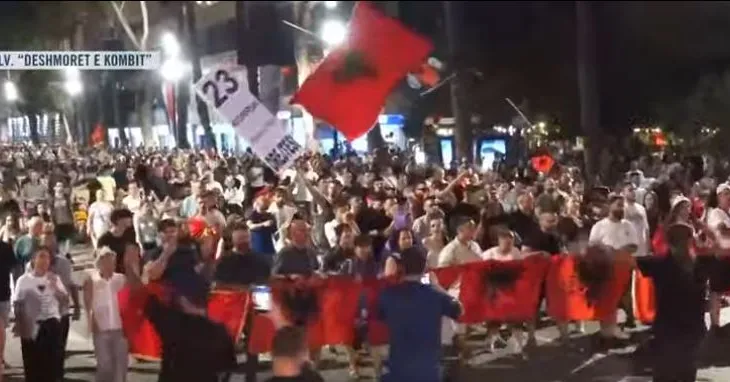Revolta e 52-të/ Mbyllen fjalimet para Kryeministrisë, protestuesit nisin marshimin në rrugët e Tiranës