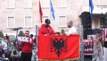 Revolta në ditën e 48-të/ Nis protesta para Kryeministrisë, qytetarët: Jo negociata, Rama të japë dorëheqjen!