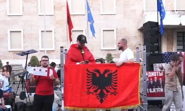 Revolta në ditën e 48-të/ Nis protesta para Kryeministrisë, qytetarët: Jo negociata, Rama të japë dorëheqjen!