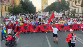 Revolta qytetare hyn në muajin e tretë/ Protestuesit në ditën e 61-të grumbullohen para Kryeministrisë për largimin e Ramës