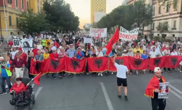 Revolta qytetare hyn në muajin e tretë/ Protestuesit në ditën e 61-të grumbullohen para Kryeministrisë për largimin e Ramës